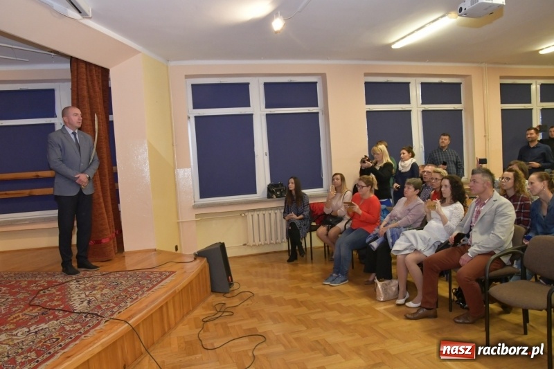 Zdjęcie w galerii na portalu naszraciborz.pl: Uroczyste pasowanie na ucznia w Szkole Podstawowej nr 18  wiadomości z regionu