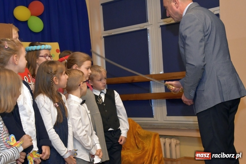 Zdjęcie w galerii na portalu naszraciborz.pl: Uroczyste pasowanie na ucznia w Szkole Podstawowej nr 18  wiadomości z regionu