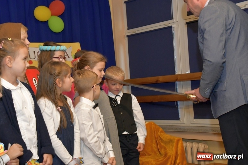 Zdjęcie w galerii na portalu naszraciborz.pl: Uroczyste pasowanie na ucznia w Szkole Podstawowej nr 18  wiadomości z regionu