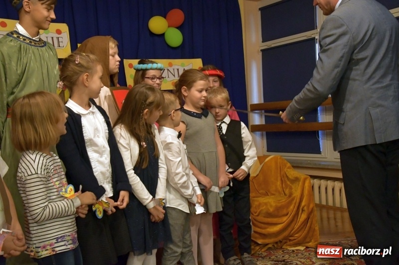 Zdjęcie w galerii na portalu naszraciborz.pl: Uroczyste pasowanie na ucznia w Szkole Podstawowej nr 18  wiadomości z regionu