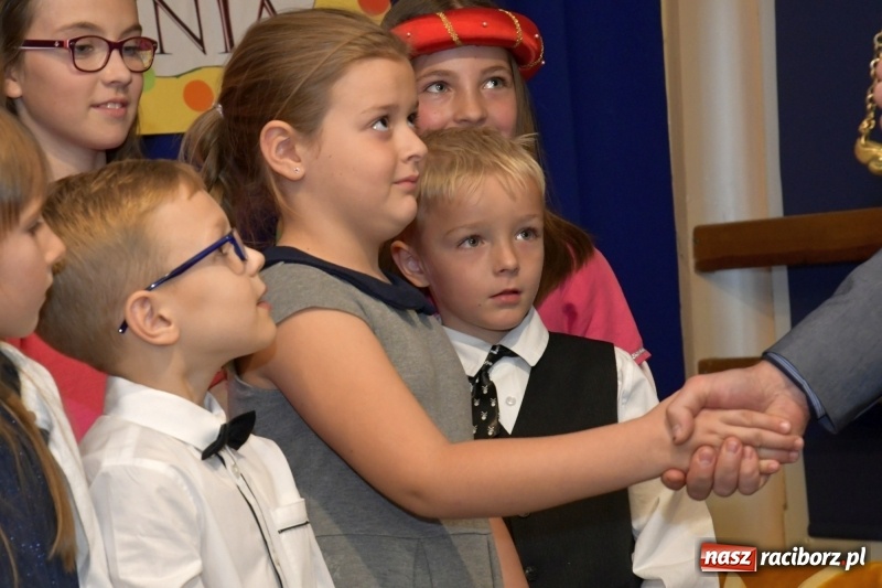 Zdjęcie w galerii na portalu naszraciborz.pl: Uroczyste pasowanie na ucznia w Szkole Podstawowej nr 18  wiadomości z regionu