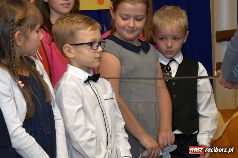 Zdjęcie w galerii na portalu naszraciborz.pl: Uroczyste pasowanie na ucznia w Szkole Podstawowej nr 18  wiadomości z regionu