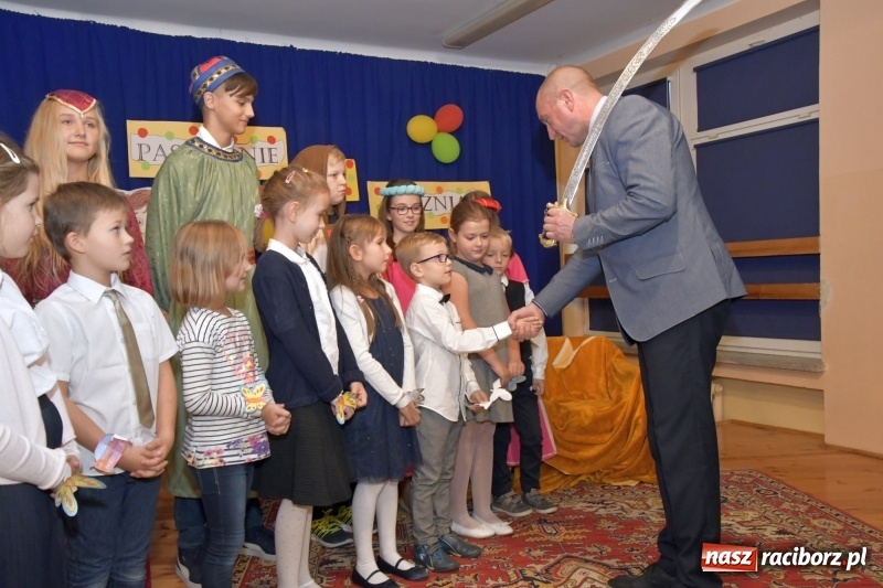 Zdjęcie w galerii na portalu naszraciborz.pl: Uroczyste pasowanie na ucznia w Szkole Podstawowej nr 18  wiadomości z regionu