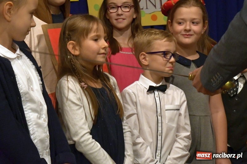 Zdjęcie w galerii na portalu naszraciborz.pl: Uroczyste pasowanie na ucznia w Szkole Podstawowej nr 18  wiadomości z regionu