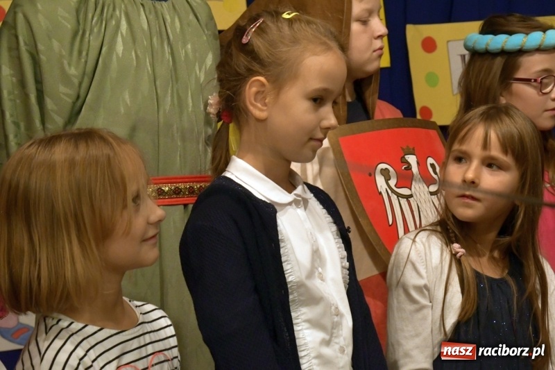 Zdjęcie w galerii na portalu naszraciborz.pl: Uroczyste pasowanie na ucznia w Szkole Podstawowej nr 18  wiadomości z regionu