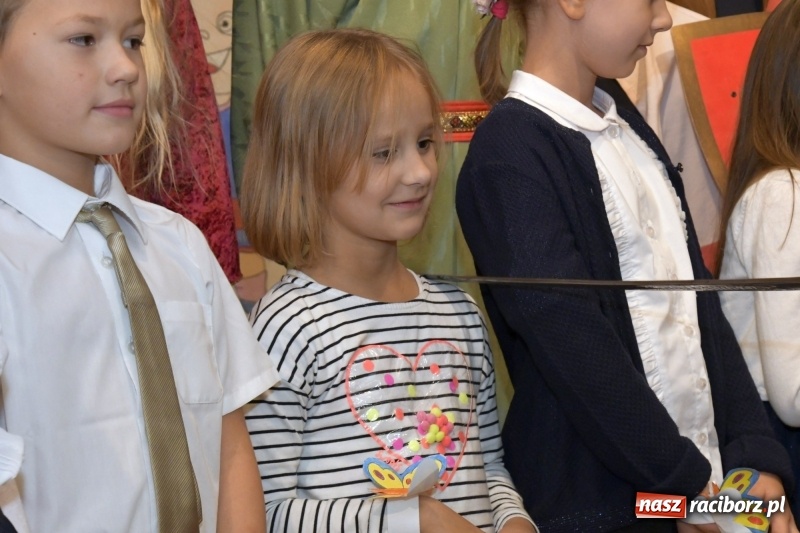 Zdjęcie w galerii na portalu naszraciborz.pl: Uroczyste pasowanie na ucznia w Szkole Podstawowej nr 18  wiadomości z regionu