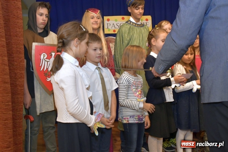 Zdjęcie w galerii na portalu naszraciborz.pl: Uroczyste pasowanie na ucznia w Szkole Podstawowej nr 18  wiadomości z regionu