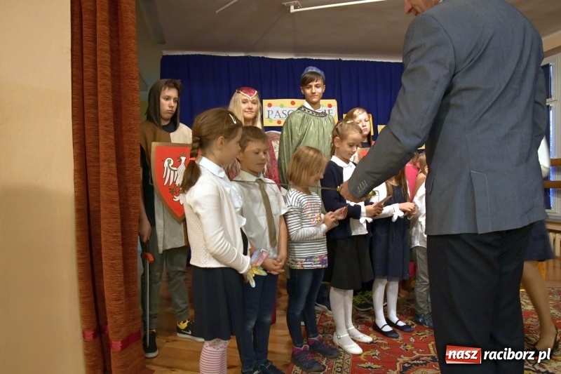 Zdjęcie w galerii na portalu naszraciborz.pl: Uroczyste pasowanie na ucznia w Szkole Podstawowej nr 18  wiadomości z regionu