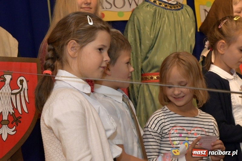 Zdjęcie w galerii na portalu naszraciborz.pl: Uroczyste pasowanie na ucznia w Szkole Podstawowej nr 18  wiadomości z regionu