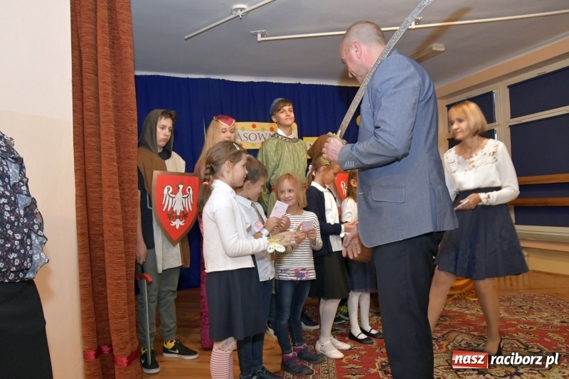 Zdjęcie w galerii na portalu naszraciborz.pl: Uroczyste pasowanie na ucznia w Szkole Podstawowej nr 18  wiadomości z regionu