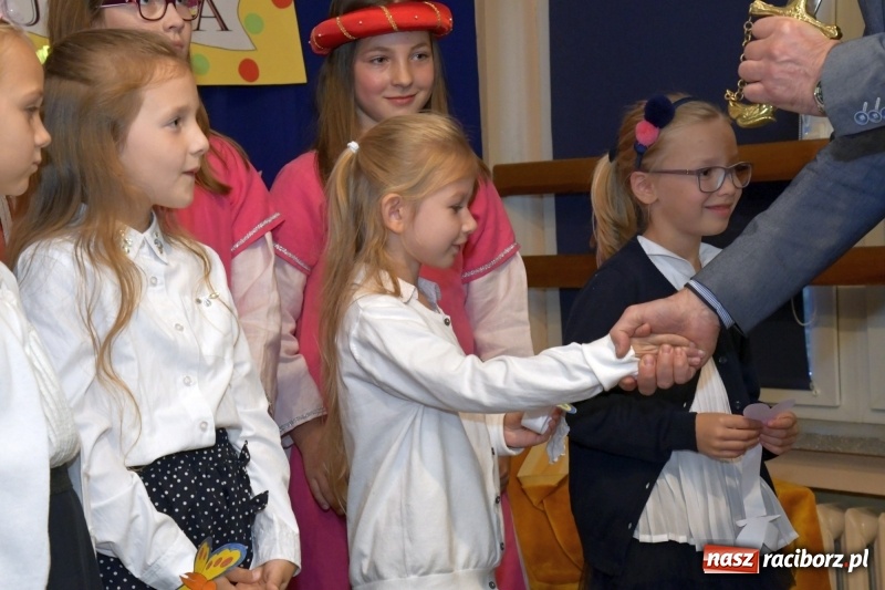 Zdjęcie w galerii na portalu naszraciborz.pl: Uroczyste pasowanie na ucznia w Szkole Podstawowej nr 18  wiadomości z regionu