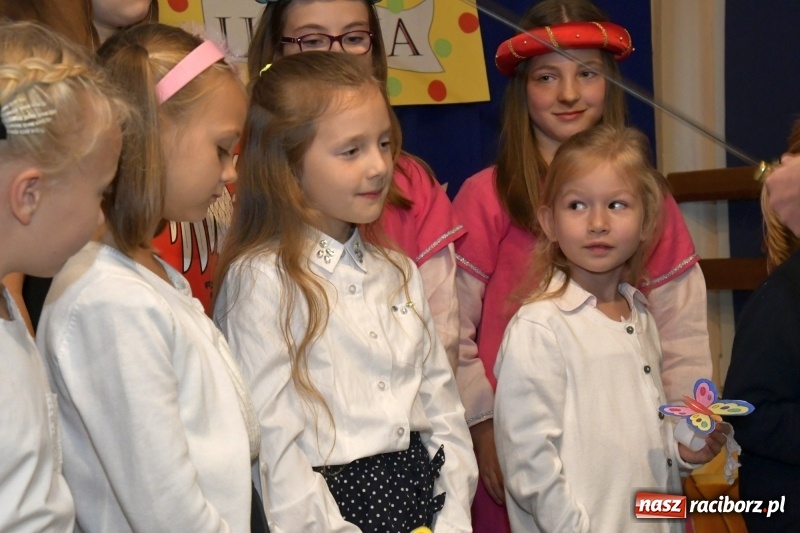 Zdjęcie w galerii na portalu naszraciborz.pl: Uroczyste pasowanie na ucznia w Szkole Podstawowej nr 18  wiadomości z regionu