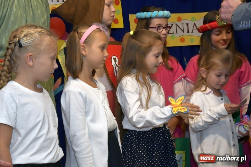 Zdjęcie w galerii na portalu naszraciborz.pl: Uroczyste pasowanie na ucznia w Szkole Podstawowej nr 18  wiadomości z regionu