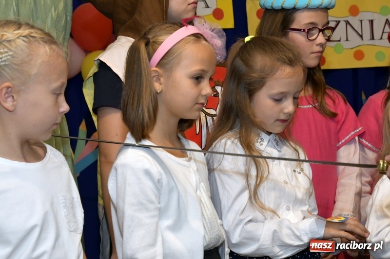 Zdjęcie w galerii na portalu naszraciborz.pl: Uroczyste pasowanie na ucznia w Szkole Podstawowej nr 18  wiadomości z regionu