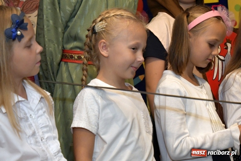 Zdjęcie w galerii na portalu naszraciborz.pl: Uroczyste pasowanie na ucznia w Szkole Podstawowej nr 18  wiadomości z regionu