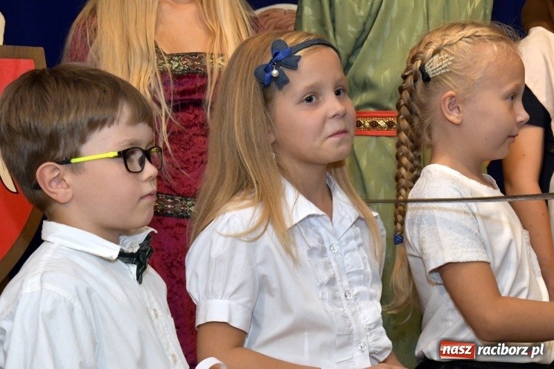 Zdjęcie w galerii na portalu naszraciborz.pl: Uroczyste pasowanie na ucznia w Szkole Podstawowej nr 18  wiadomości z regionu