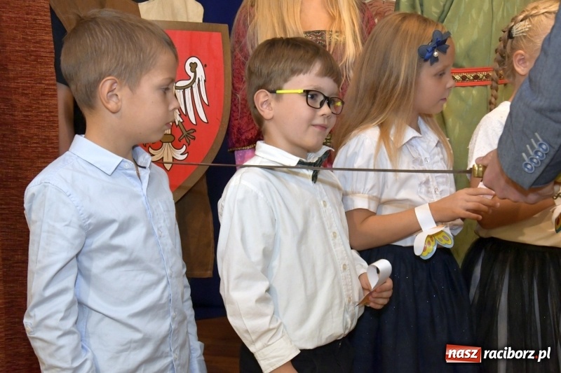 Zdjęcie w galerii na portalu naszraciborz.pl: Uroczyste pasowanie na ucznia w Szkole Podstawowej nr 18  wiadomości z regionu