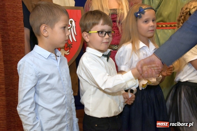 Zdjęcie w galerii na portalu naszraciborz.pl: Uroczyste pasowanie na ucznia w Szkole Podstawowej nr 18  wiadomości z regionu