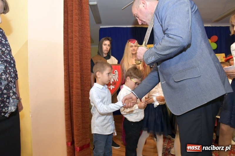 Zdjęcie w galerii na portalu naszraciborz.pl: Uroczyste pasowanie na ucznia w Szkole Podstawowej nr 18  wiadomości z regionu