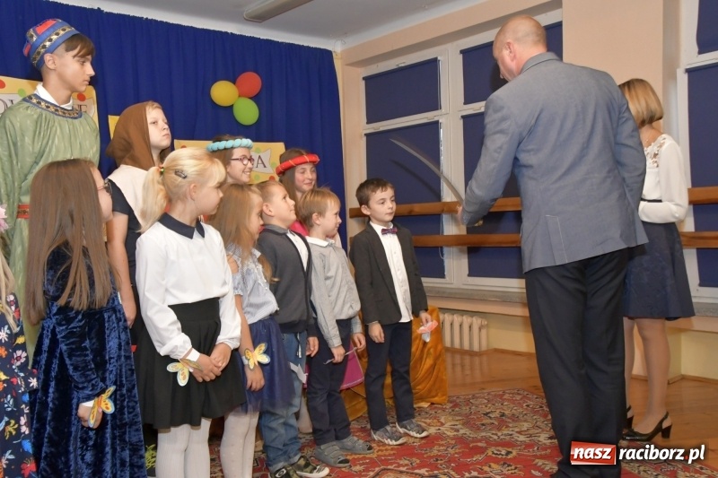 Zdjęcie w galerii na portalu naszraciborz.pl: Uroczyste pasowanie na ucznia w Szkole Podstawowej nr 18  wiadomości z regionu