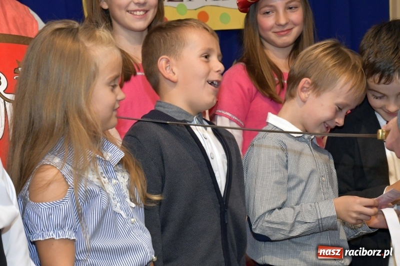 Zdjęcie w galerii na portalu naszraciborz.pl: Uroczyste pasowanie na ucznia w Szkole Podstawowej nr 18  wiadomości z regionu