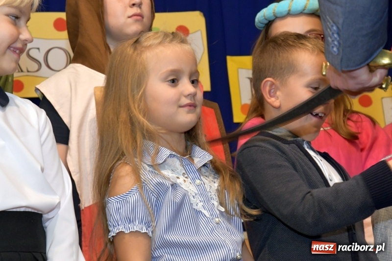 Zdjęcie w galerii na portalu naszraciborz.pl: Uroczyste pasowanie na ucznia w Szkole Podstawowej nr 18  wiadomości z regionu