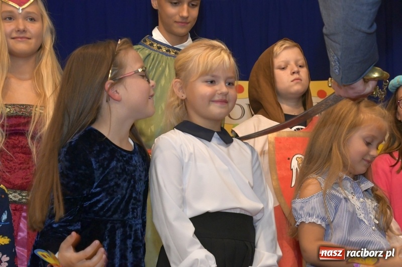 Zdjęcie w galerii na portalu naszraciborz.pl: Uroczyste pasowanie na ucznia w Szkole Podstawowej nr 18  wiadomości z regionu