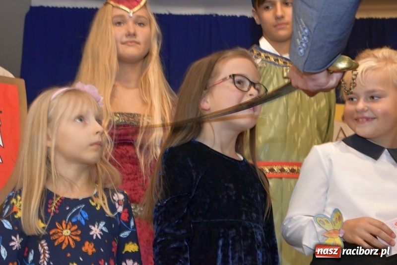 Zdjęcie w galerii na portalu naszraciborz.pl: Uroczyste pasowanie na ucznia w Szkole Podstawowej nr 18  wiadomości z regionu