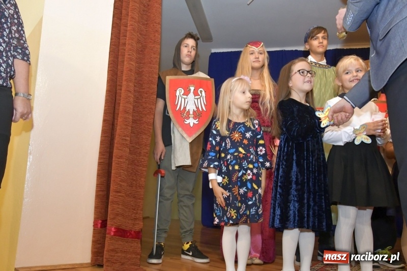 Zdjęcie w galerii na portalu naszraciborz.pl: Uroczyste pasowanie na ucznia w Szkole Podstawowej nr 18  wiadomości z regionu