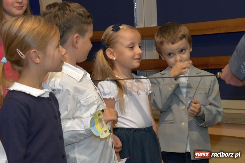 Zdjęcie w galerii na portalu naszraciborz.pl: Uroczyste pasowanie na ucznia w Szkole Podstawowej nr 18  wiadomości z regionu