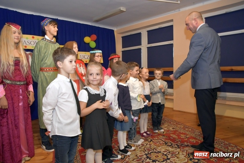 Zdjęcie w galerii na portalu naszraciborz.pl: Uroczyste pasowanie na ucznia w Szkole Podstawowej nr 18  wiadomości z regionu