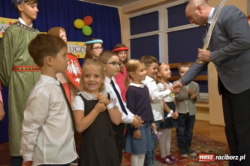 Zdjęcie w galerii na portalu naszraciborz.pl: Uroczyste pasowanie na ucznia w Szkole Podstawowej nr 18  wiadomości z regionu