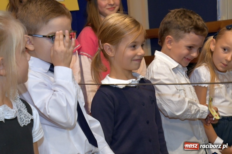 Zdjęcie w galerii na portalu naszraciborz.pl: Uroczyste pasowanie na ucznia w Szkole Podstawowej nr 18  wiadomości z regionu