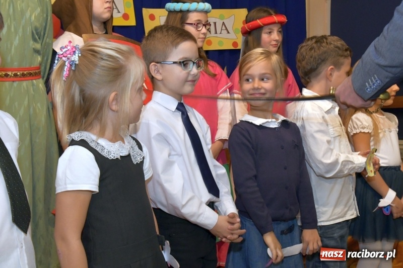 Zdjęcie w galerii na portalu naszraciborz.pl: Uroczyste pasowanie na ucznia w Szkole Podstawowej nr 18  wiadomości z regionu