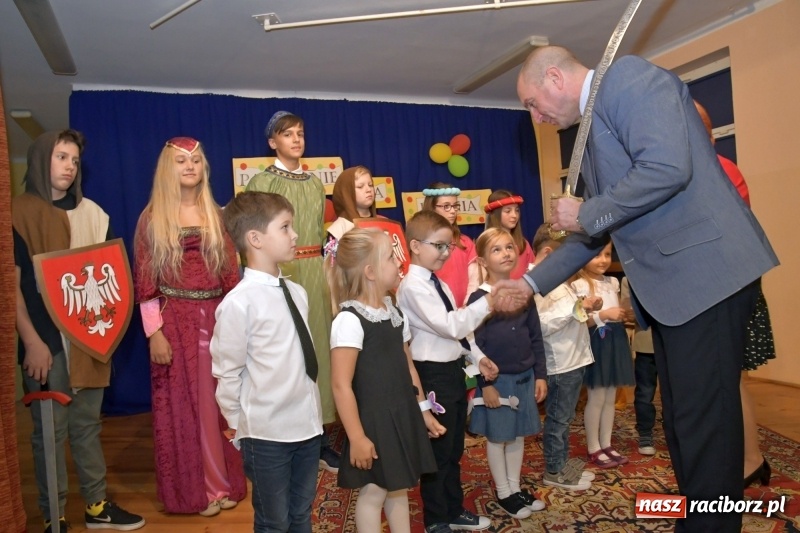 Zdjęcie w galerii na portalu naszraciborz.pl: Uroczyste pasowanie na ucznia w Szkole Podstawowej nr 18  wiadomości z regionu