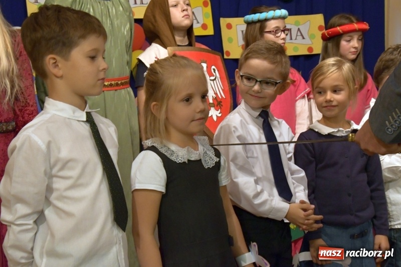 Zdjęcie w galerii na portalu naszraciborz.pl: Uroczyste pasowanie na ucznia w Szkole Podstawowej nr 18  wiadomości z regionu