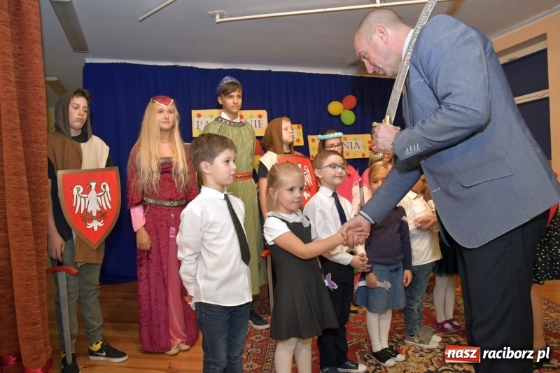 Zdjęcie w galerii na portalu naszraciborz.pl: Uroczyste pasowanie na ucznia w Szkole Podstawowej nr 18  wiadomości z regionu