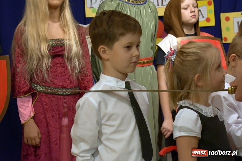 Zdjęcie w galerii na portalu naszraciborz.pl: Uroczyste pasowanie na ucznia w Szkole Podstawowej nr 18  wiadomości z regionu