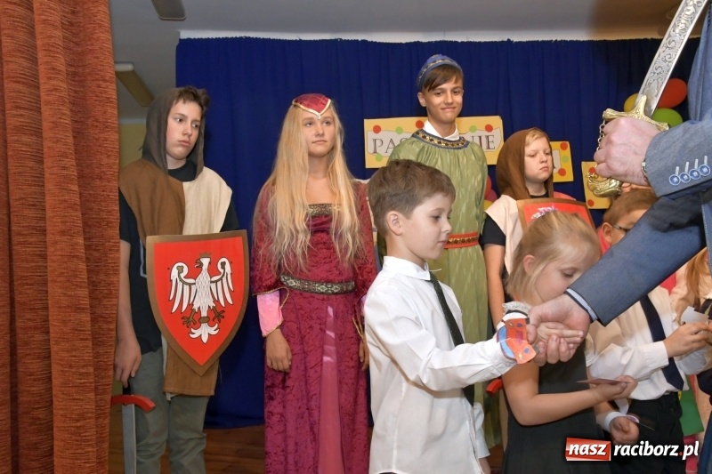 Zdjęcie w galerii na portalu naszraciborz.pl: Uroczyste pasowanie na ucznia w Szkole Podstawowej nr 18  wiadomości z regionu