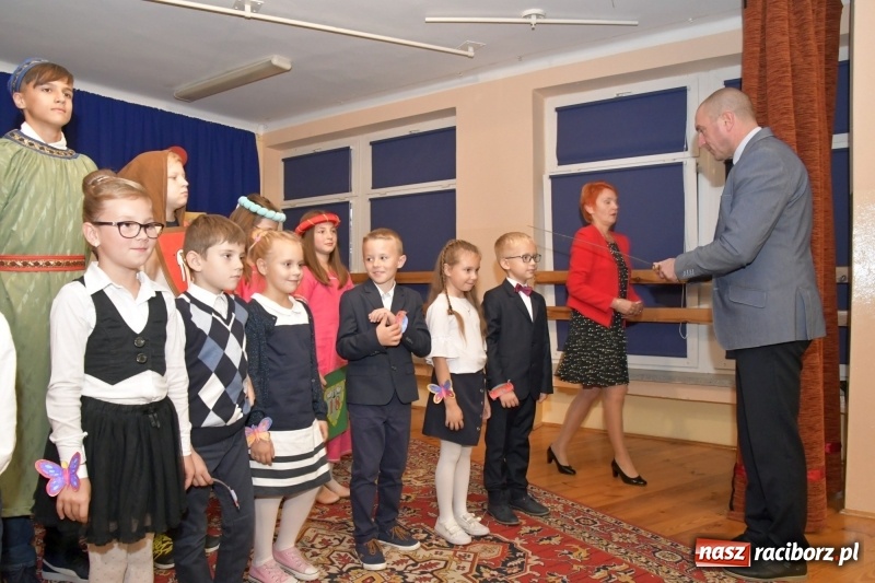 Zdjęcie w galerii na portalu naszraciborz.pl: Uroczyste pasowanie na ucznia w Szkole Podstawowej nr 18  wiadomości z regionu