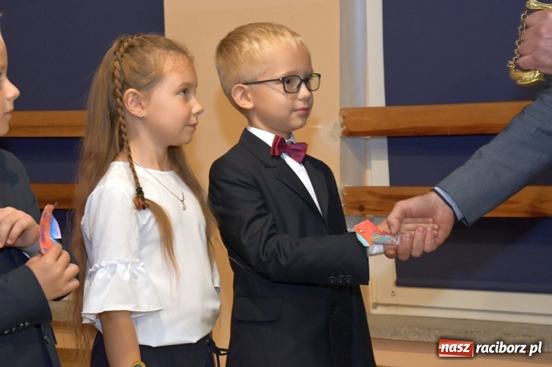 Zdjęcie w galerii na portalu naszraciborz.pl: Uroczyste pasowanie na ucznia w Szkole Podstawowej nr 18  wiadomości z regionu