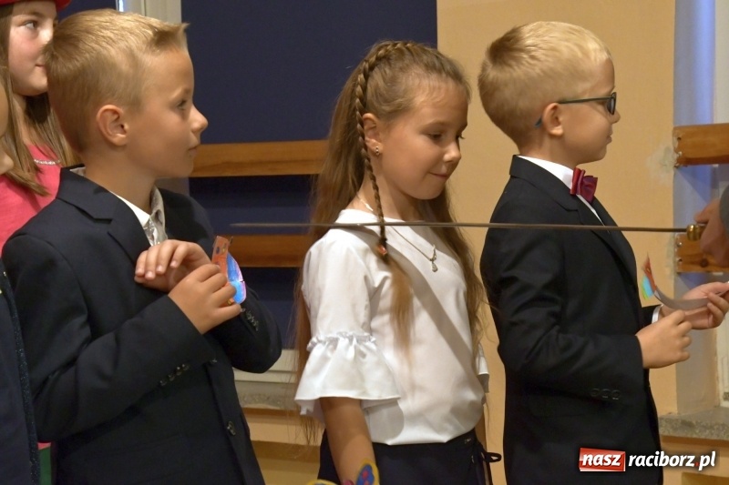 Zdjęcie w galerii na portalu naszraciborz.pl: Uroczyste pasowanie na ucznia w Szkole Podstawowej nr 18  wiadomości z regionu