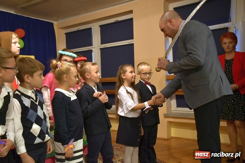 Zdjęcie w galerii na portalu naszraciborz.pl: Uroczyste pasowanie na ucznia w Szkole Podstawowej nr 18  wiadomości z regionu