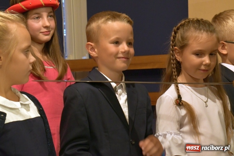 Zdjęcie w galerii na portalu naszraciborz.pl: Uroczyste pasowanie na ucznia w Szkole Podstawowej nr 18  wiadomości z regionu