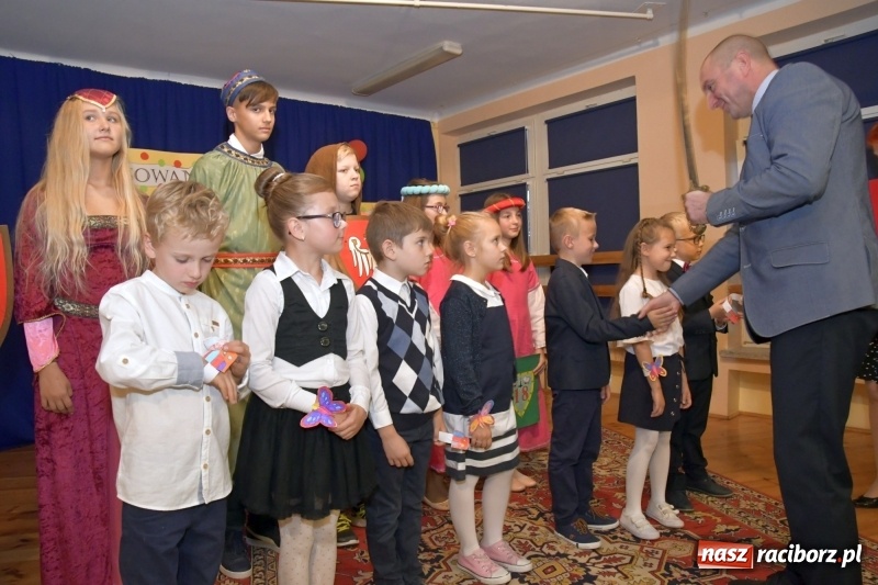 Zdjęcie w galerii na portalu naszraciborz.pl: Uroczyste pasowanie na ucznia w Szkole Podstawowej nr 18  wiadomości z regionu