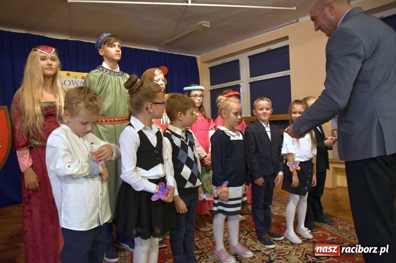 Zdjęcie w galerii na portalu naszraciborz.pl: Uroczyste pasowanie na ucznia w Szkole Podstawowej nr 18  wiadomości z regionu