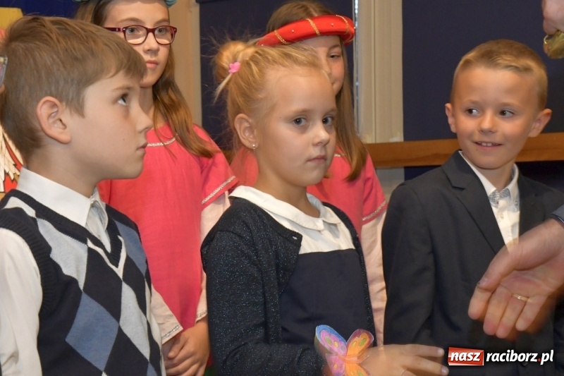 Zdjęcie w galerii na portalu naszraciborz.pl: Uroczyste pasowanie na ucznia w Szkole Podstawowej nr 18  wiadomości z regionu