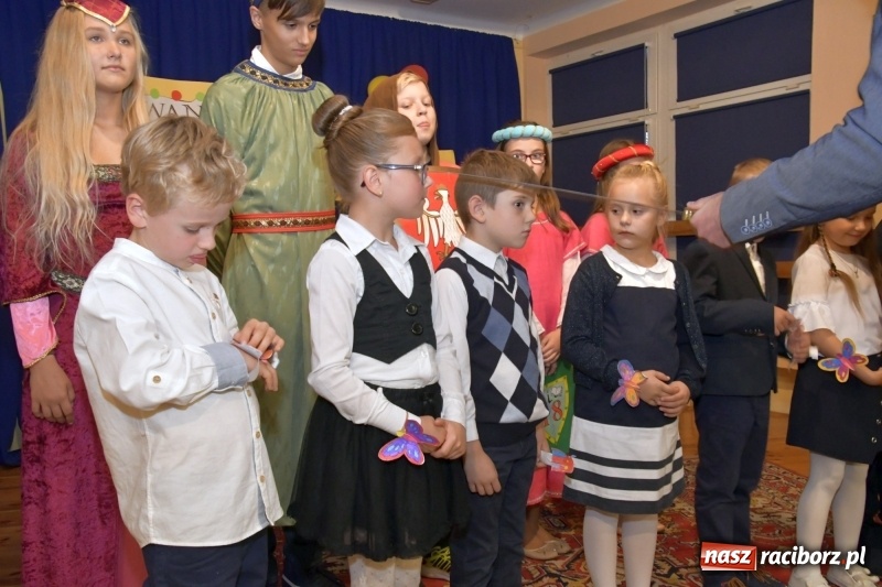 Zdjęcie w galerii na portalu naszraciborz.pl: Uroczyste pasowanie na ucznia w Szkole Podstawowej nr 18  wiadomości z regionu