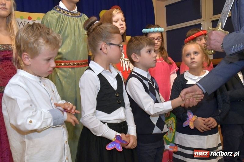 Zdjęcie w galerii na portalu naszraciborz.pl: Uroczyste pasowanie na ucznia w Szkole Podstawowej nr 18  wiadomości z regionu