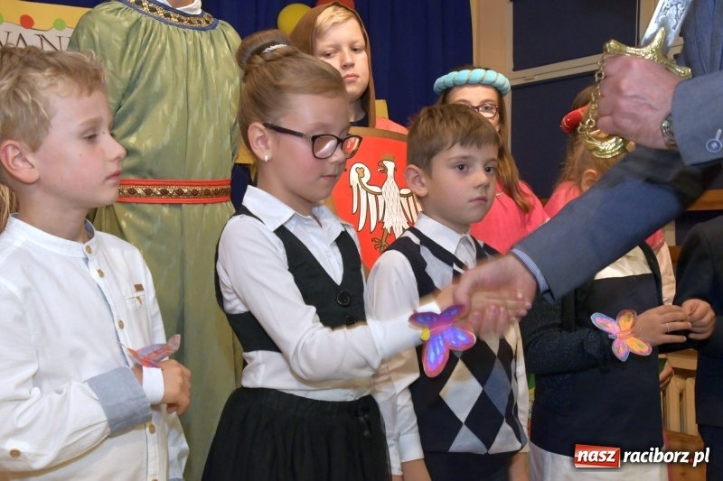Zdjęcie w galerii na portalu naszraciborz.pl: Uroczyste pasowanie na ucznia w Szkole Podstawowej nr 18  wiadomości z regionu